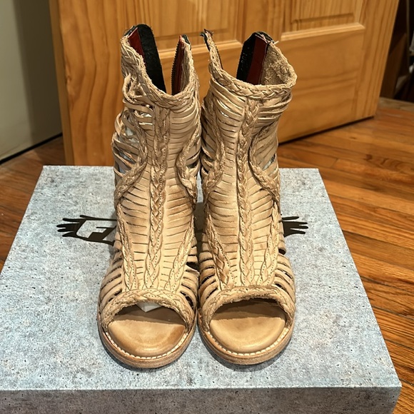 Freebird Bela Taupe Multi Size 8 Just about New! - Picture 4 of 8